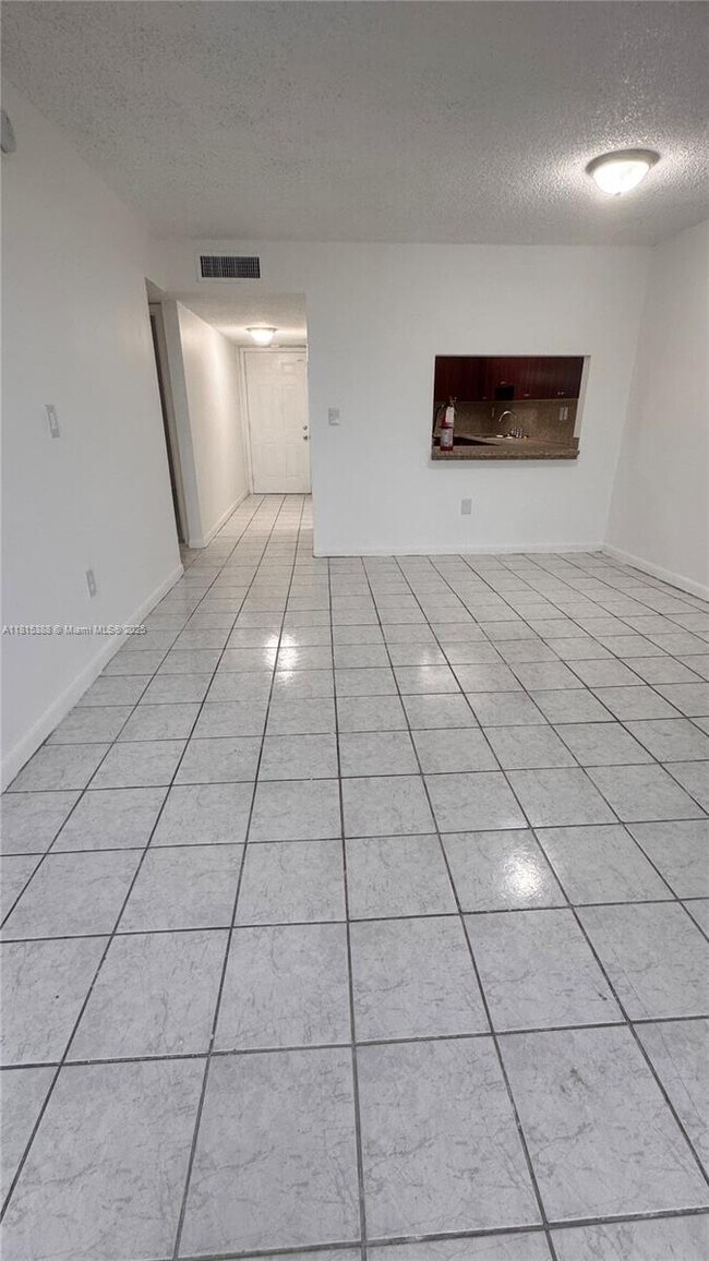 Building Photo - 10000 NW 80th Ct