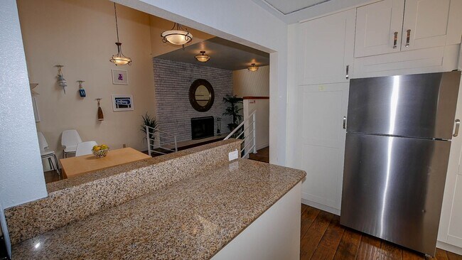 Building Photo - Stylish Sea Colony 3-Level Townhome!