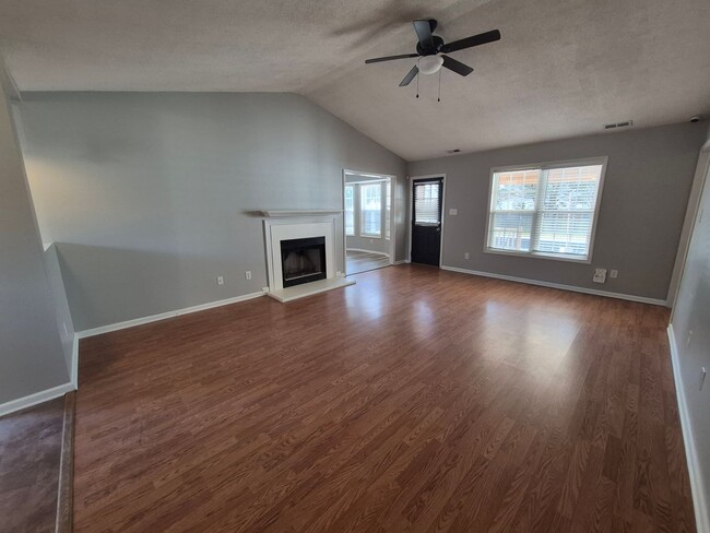 Building Photo - NEW LISTING!!!!!