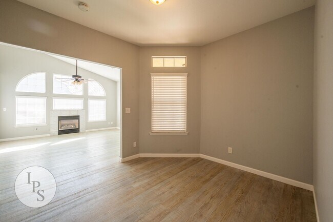 Building Photo - 753 Applegate Ave