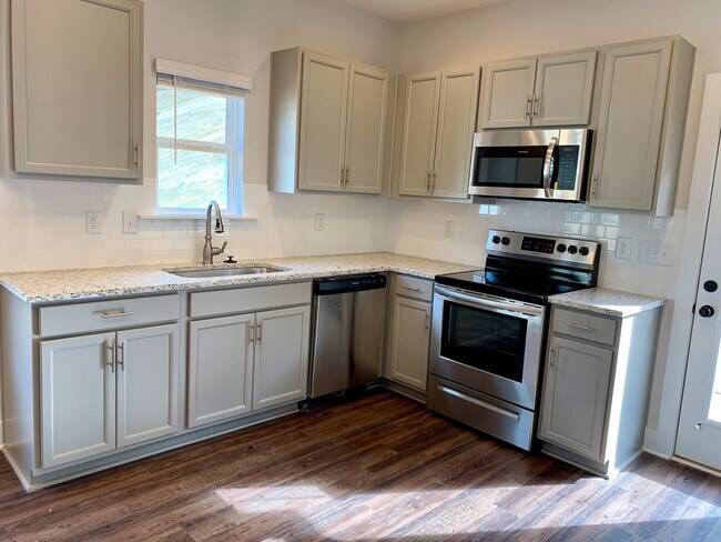 Building Photo - One level home with GARAGE and FENCED BACKYARD!