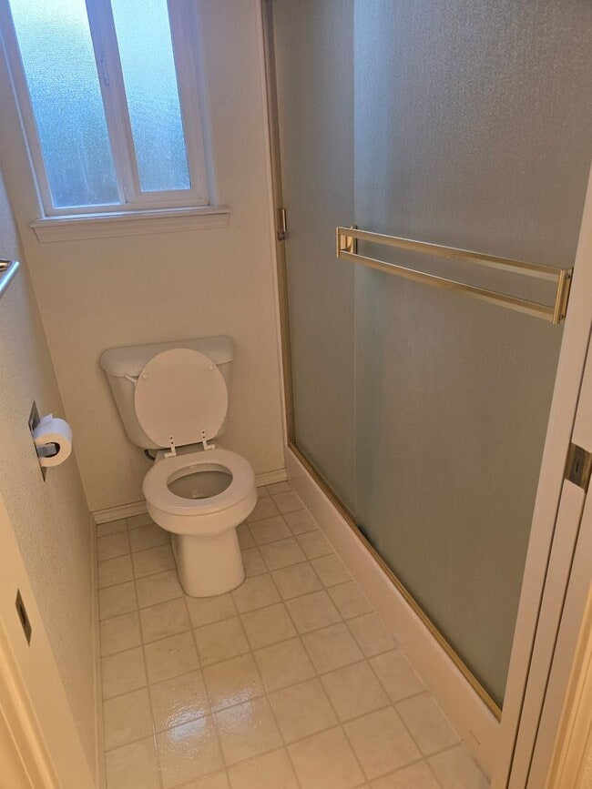 Building Photo - 3 bed 2 bath Home for Rent in Grants Pass
