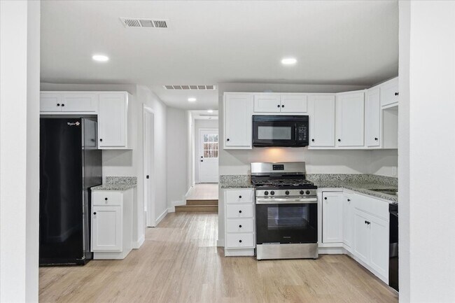 Building Photo - 404 S Murray St