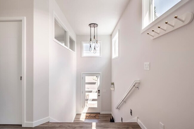 Building Photo - 5177 NE 14th Pl