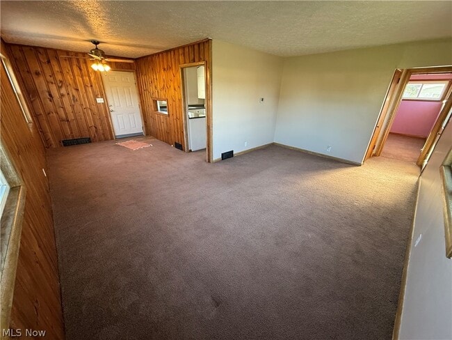 Building Photo - 2024 Delaware Dr SE