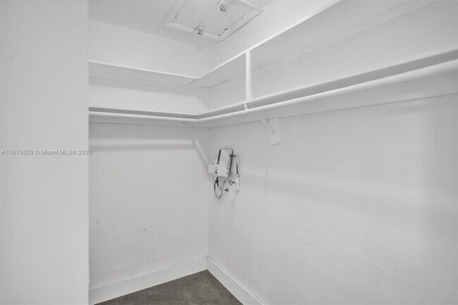 Building Photo - 1860 Venice Park Dr