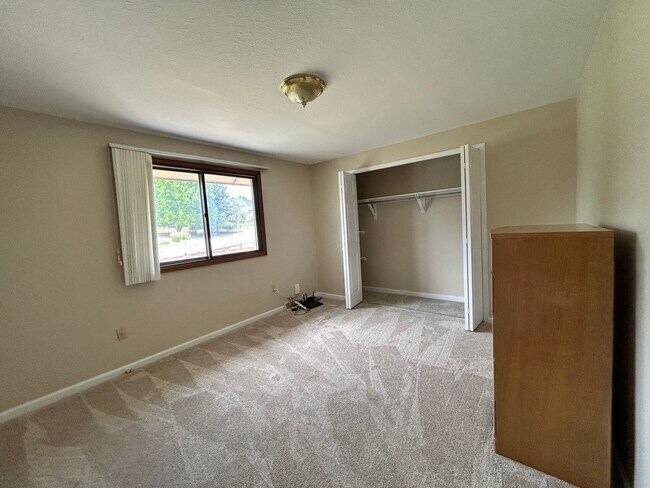 Building Photo - Recently Remodeled 2Bd/2Ba with Attached G...