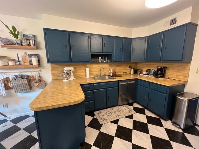 Building Photo - Spacious Well Maintained 3 Bedroom 2.5-Bat...