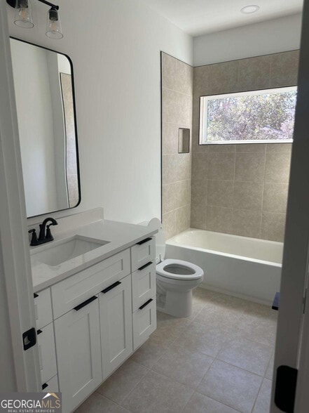 Building Photo - Room in Duplex on Plaza Ave SW