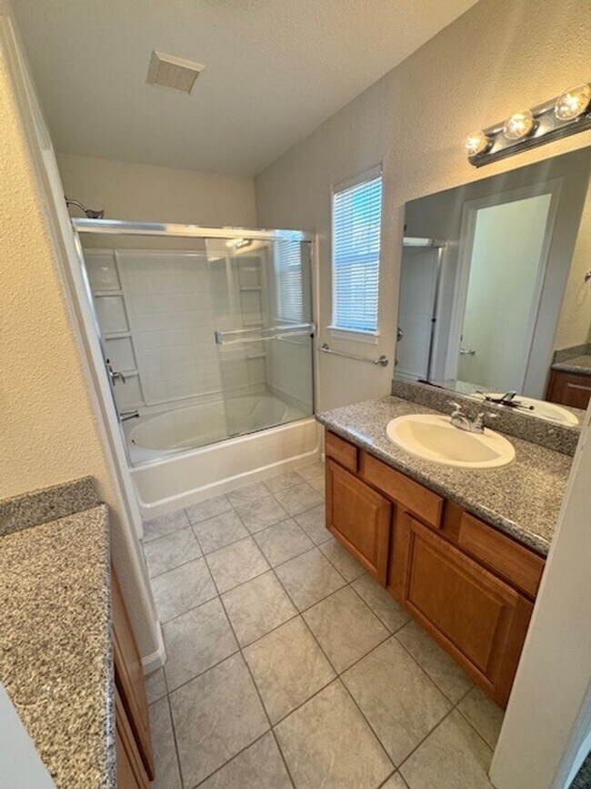 Building Photo - Shasta View Gardens Home - AVAILABLE for Move In