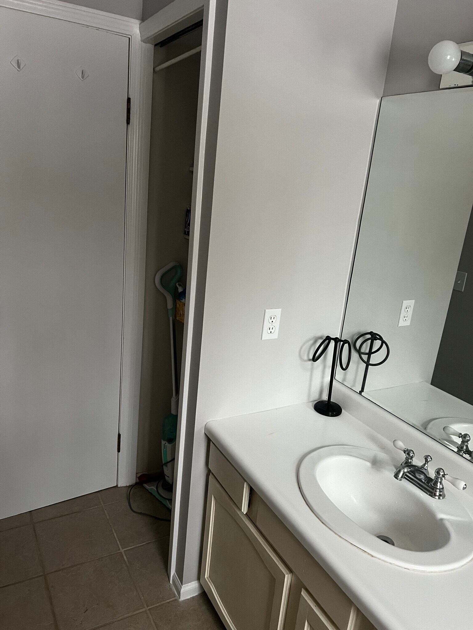 Building Photo - 801 Oakland Dr