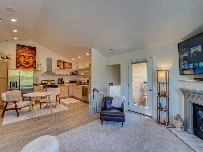 Building Photo - This modern Copper Ranch condo was fabulou...