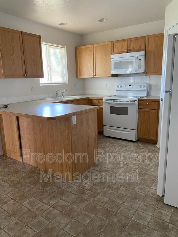 Building Photo - 1151 NE Trailridge Ct