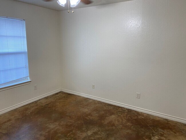 Building Photo - Affordable Elegance: 3 Bedroom Duplex in P...
