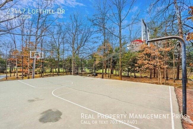 Building Photo - Beautifully Maintained 7 Bedroom 6 Bath Ho...