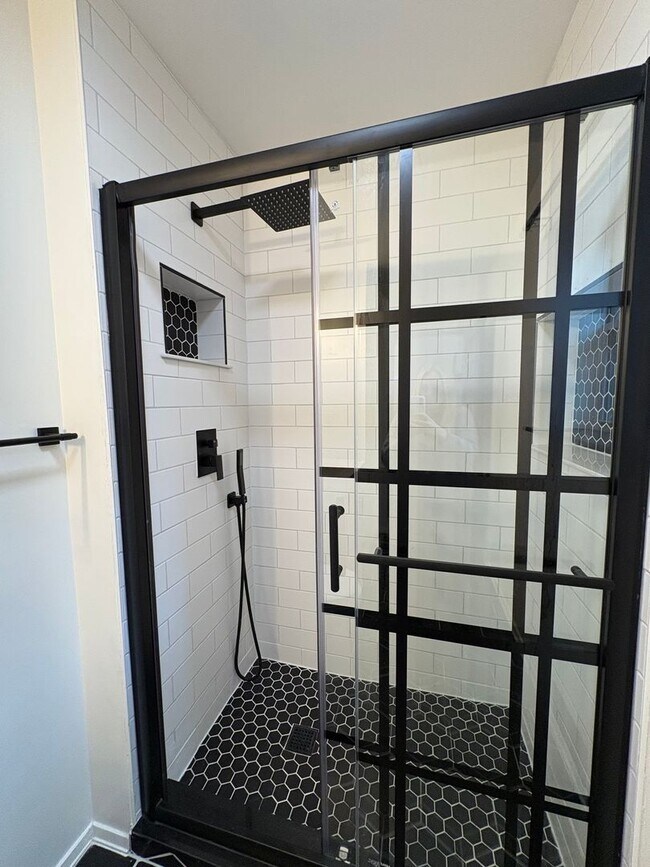 Building Photo - 3 Unit Apartment Building in the Heart of the Bellevue area of Pittsburgh