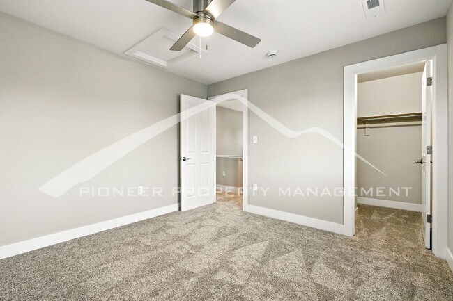 Building Photo - Spacious Home with Washer/Dryer and Centra...