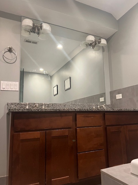 Primary bath double sink - 1140 W Cornelia Ave