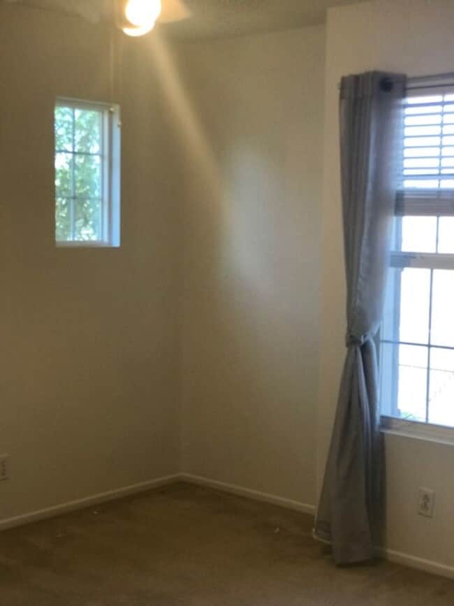 Building Photo - Gated Community!