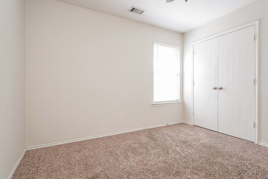 Building Photo - 913 Honey Locust Ln