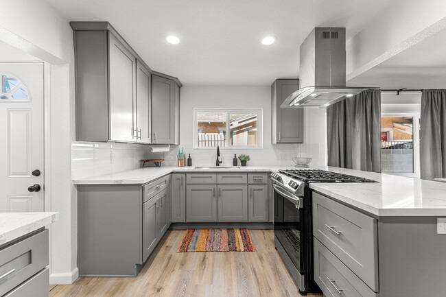 Building Photo - 623 W 42nd St