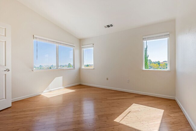 Building Photo - Freshly Renovated Single-Family Home for Rent