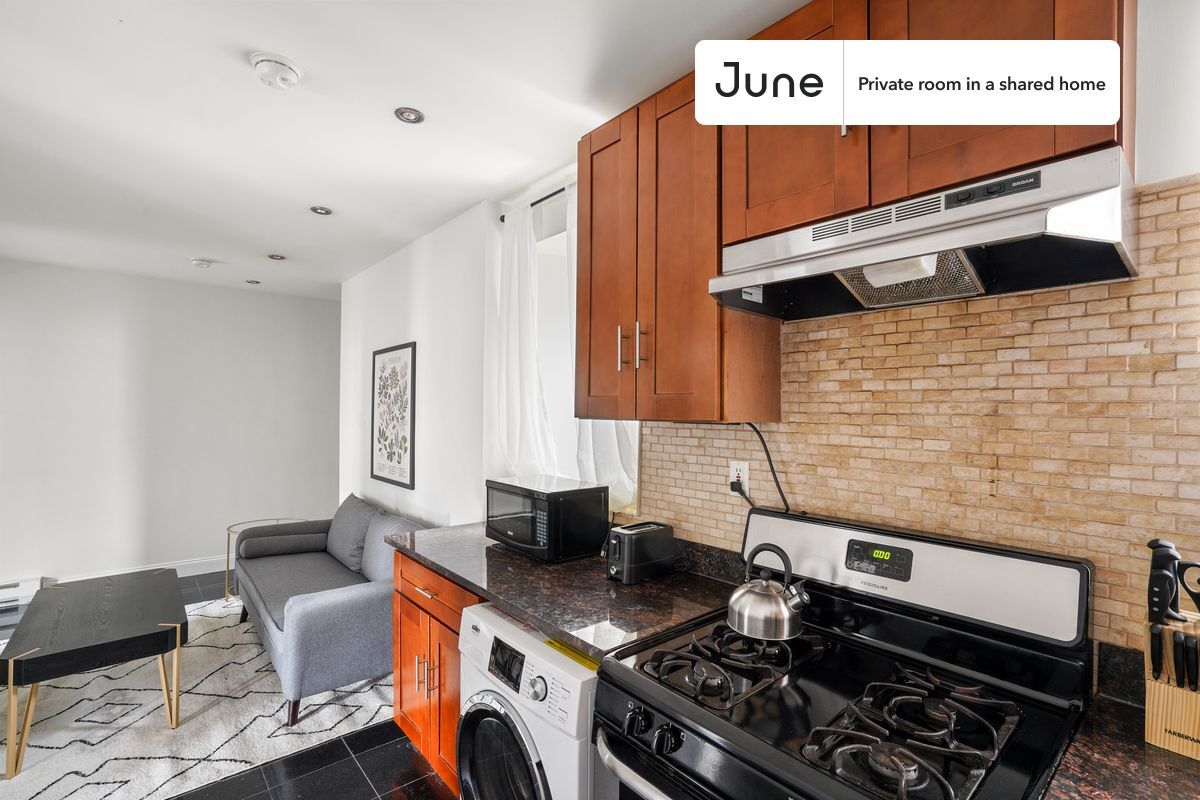 Building Photo - Private bedroom in 3 bed/2 bath Home