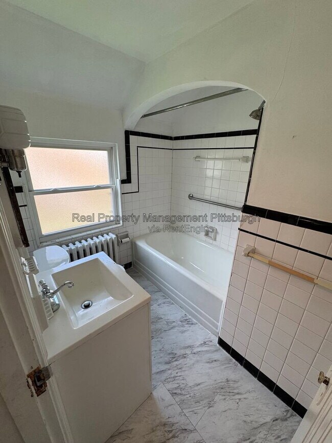 Building Photo - 2819 Morlock St