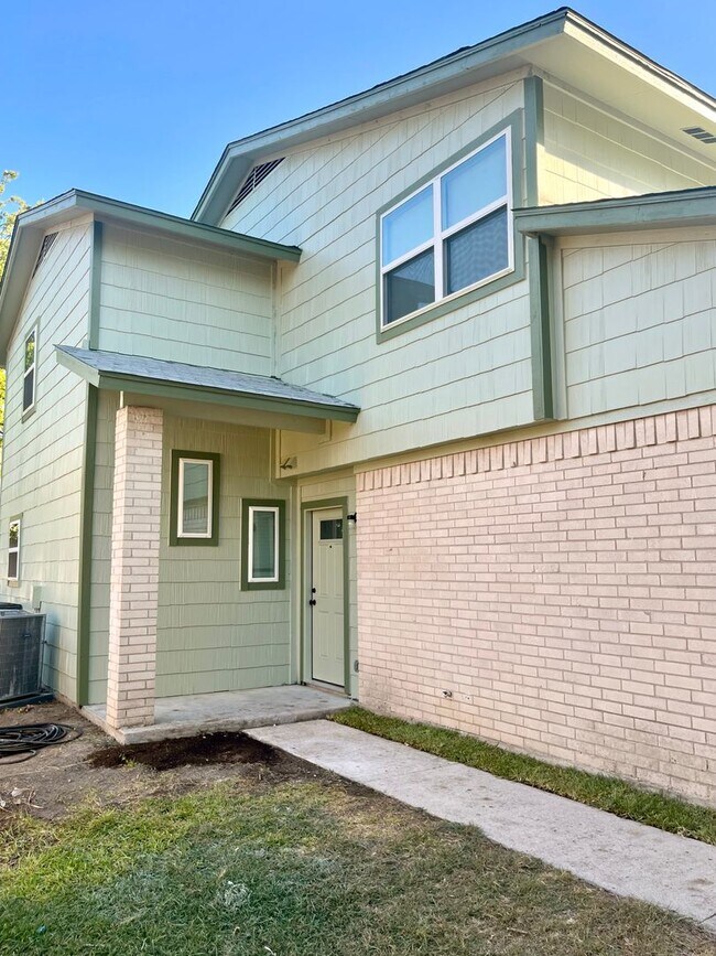 Building Photo - 1226 Royal Crest Dr
