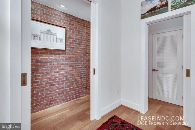Building Photo - 3240 Hiatt Pl NW