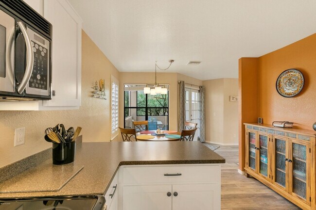 Building Photo - 6655 N Canyon Crest Dr