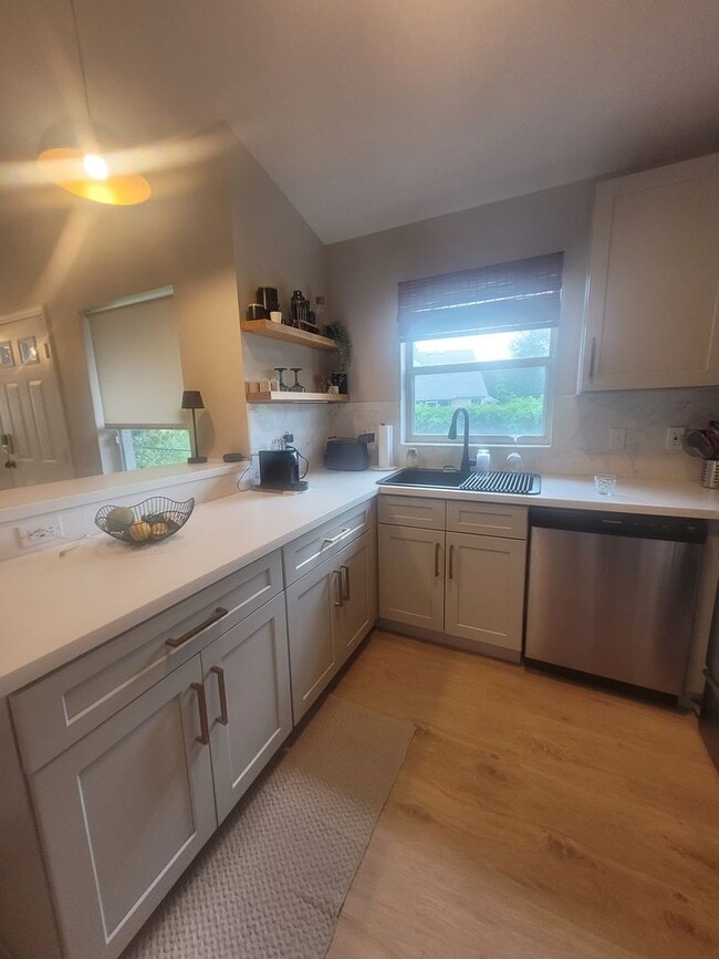 Building Photo - Modern 3 Bed, 2 Bath Home in Chelsea Parc ...