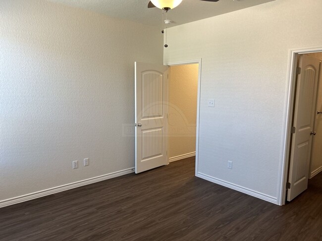 Building Photo - **2-Weeks Free Rent**5217 Rose Garden Loop...