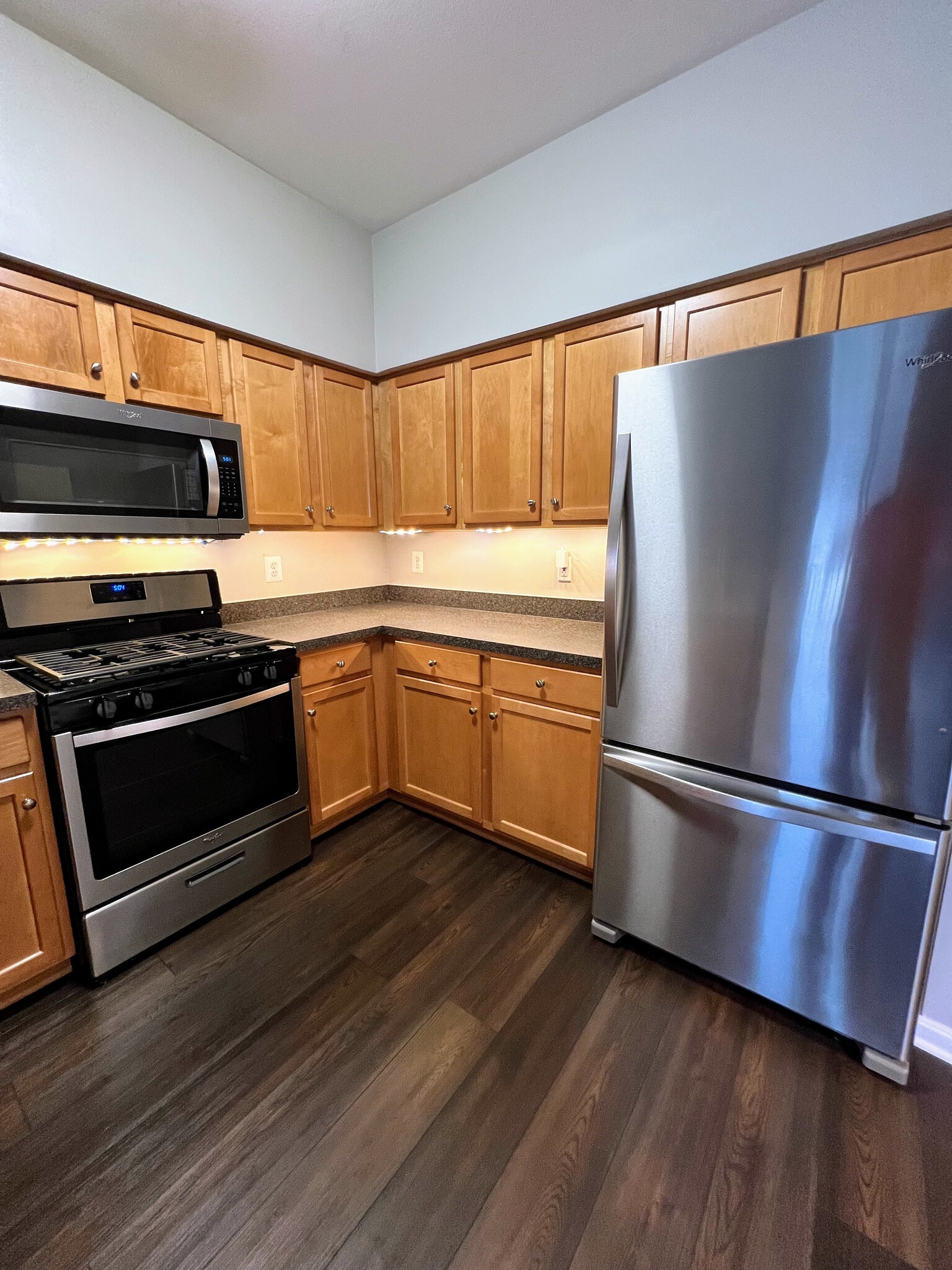 Large fridge w/ icemaker - 5130 Brittney Elyse Cir