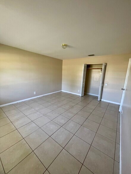 Building Photo - 1570 E Breezy Ln