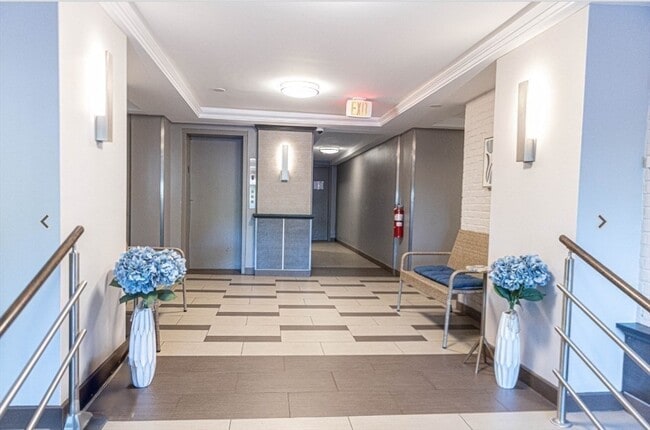 Building Photo - 32 Whites Ave