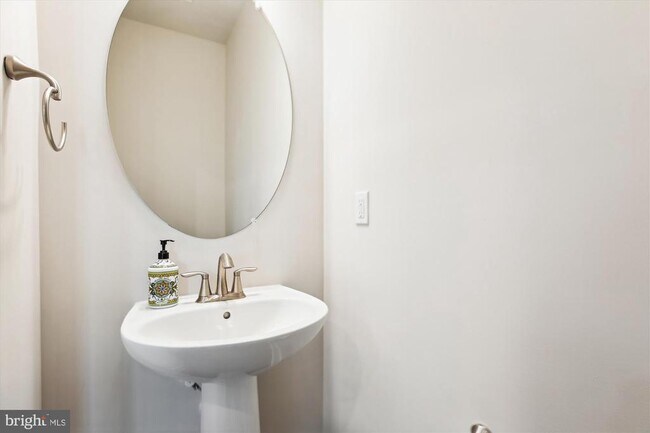 Building Photo - 909 Rockwell Ave