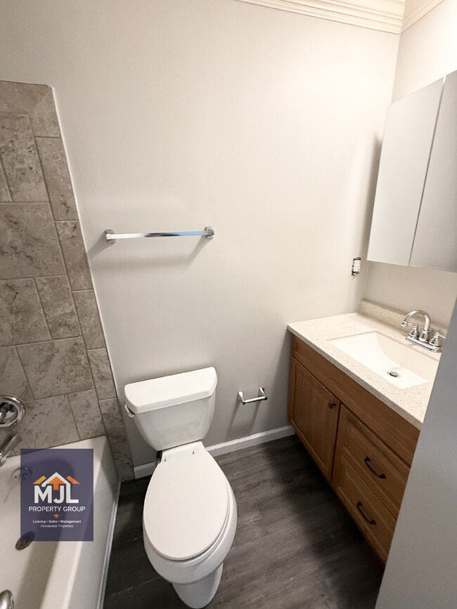 Building Photo - Renovated 2 Bedroom/ 1 Bath Apartment with Garage *READY NOW*