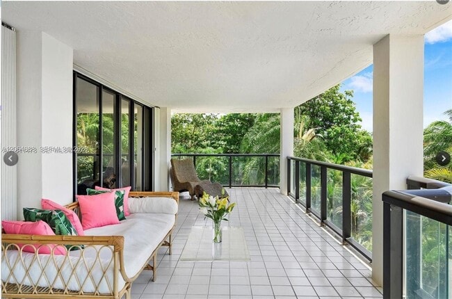 Building Photo - 2575 S Bayshore Dr
