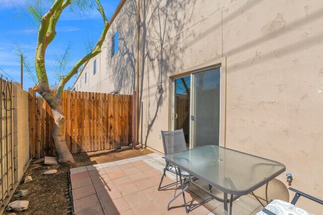 Patio - 1935 W Morten Ave