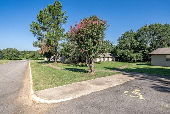 Building Photo - ***MOVE IN SPECIAL*** July special $275 Rent + $400 Deposit CALL NOW 479-353-1778