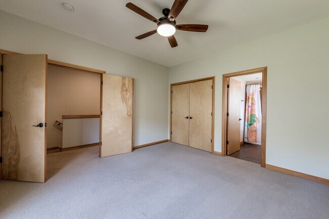 Building Photo - Luxury Three Bedroom Townhome in Johns Lan...