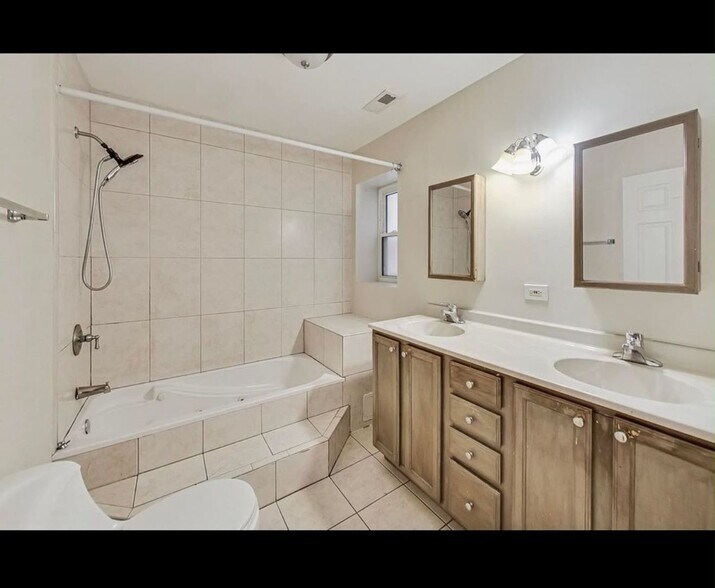 Building Photo - 4529 S Prairie Ave
