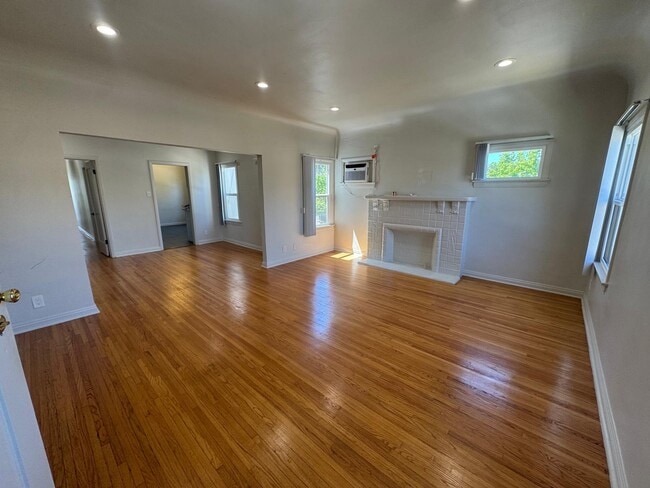Building Photo - 467 N Orange Grove Ave
