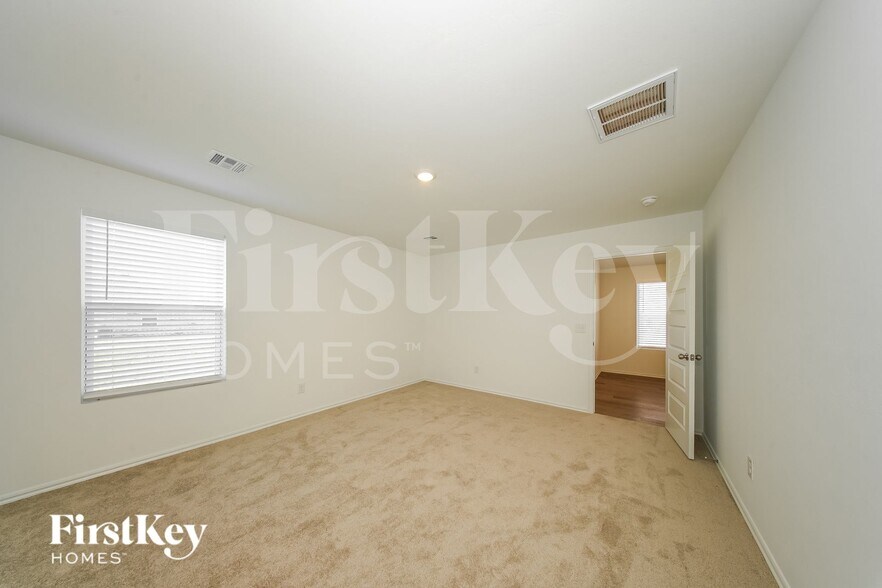 Building Photo - 441 Labelle Ln