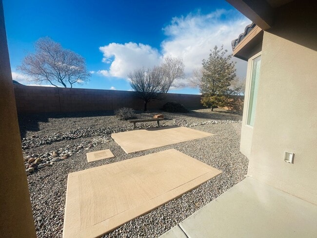 Building Photo - 4 bed 2 bath home in Huning Ranch.
