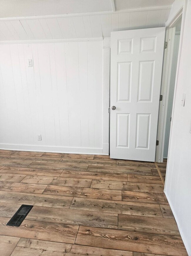 Building Photo - WOW! Look at this property ! You cant beat this price!