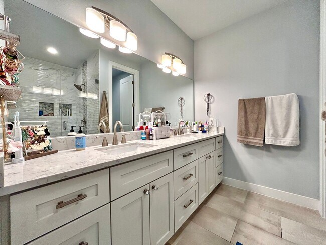 Building Photo - 930 E 54th St