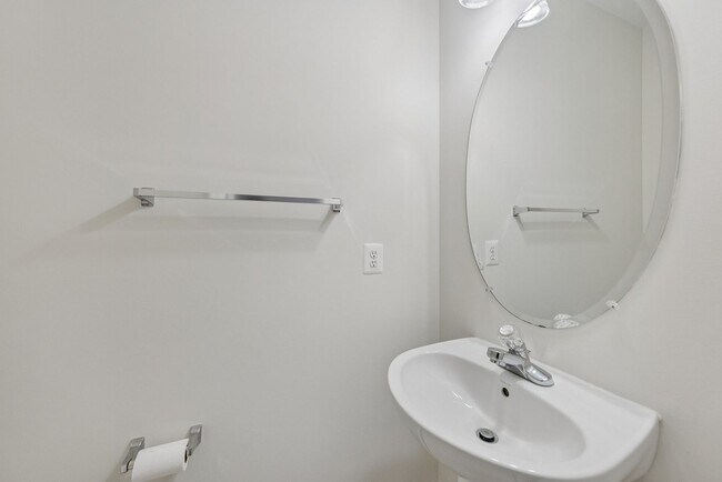Building Photo - Beautiful End-Unit Townhome-Style Condo Ne...