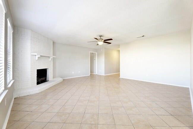 Building Photo - 1214 Doonesbury Dr